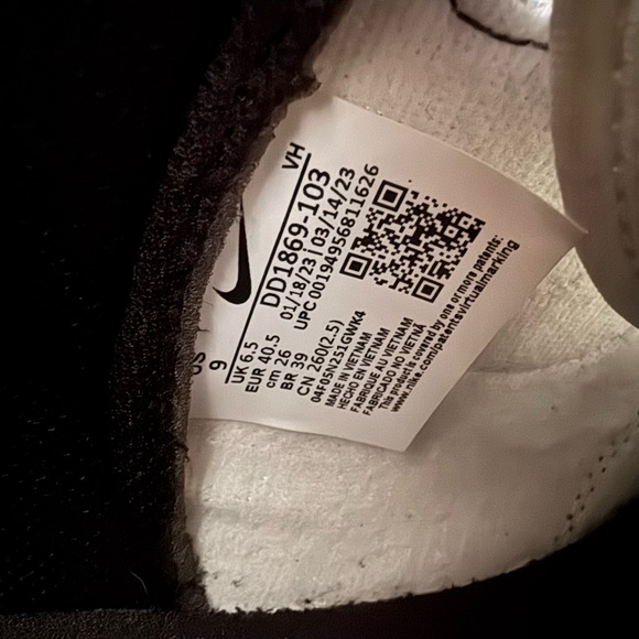 Nike Panda Dunks - Picture 6 of 7